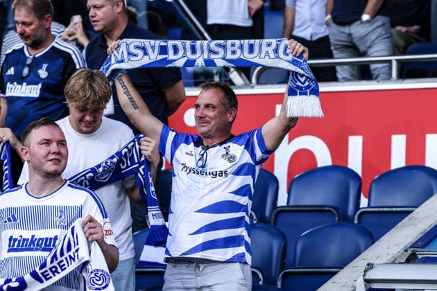 Sports, Soccer, 3rd Division, 2026–2027 Season, Matchday 6: MSV Duisburg vs. TSV Havelse, September 15, 2026, Schauinsland Reisen Arena: MSV Duisburg fans singing the anthem at the Schauinsland Reisen Arena in Duisburg, North Rhine-Westphalia, Germany
