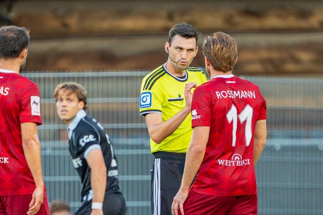 3rd Division: SG Sonnenhof Großaspach vs. Sportclub Verl, September 15, 2026, Aspach, GERMANY September 15, 2026: Referee Felix Grund cautions Tim Rossmann of SG Sonnenhof Großaspach, No. 11, during the match between SG Sonnenhof Großaspach and Sportclub Verl on Matchday 6 of the 3. Liga at the WIRmachenDRUCK Arena Copyright: xBEAUTIFULxSPORTS Steinx