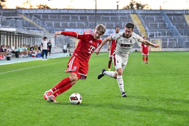 Bavarian Regional League: FC Bayern Munich II vs. FC Augsburg II, September 15, 2026, MUNICH, GERMANY September 15, in a matchup between Artur DEGRAF (FC Bayern Munich II, No. 7) and Till Sebastian SCHUMACHER (FC Augsburg II, No. 33) during the Bavarian Regional League match between FC Bayern’s amateur team and FC Augsburg II on Matchday 9 at Grünwalder Stadium Copyright: xBEAUTIFULxSPORTS Goldbergx