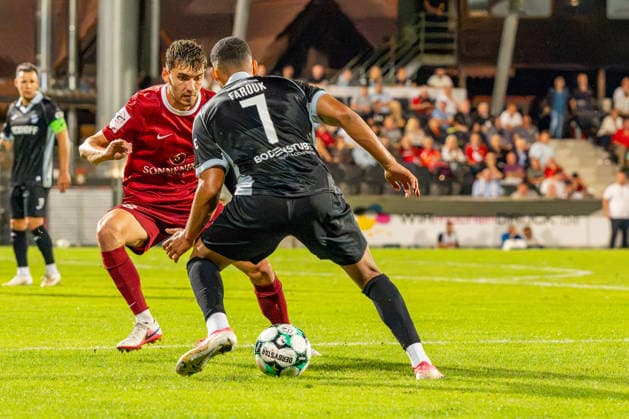 3rd Division: SG Sonnenhof Großaspach vs. Sportclub Verl, September 15, 2026, Aspach, GERMANY. September 15, 2026. Elias Rahn (SG Sonnenhof Großaspach), 8, against Amin Farouk of Sportclub Verl, 7, in a tackle during the match between SG Sonnenhof Großaspach and Sportclub Verl on Matchday 6 of the 3. Liga at the WIRmachenDRUCK Arena Copyright: xBEAUTIFULxSPORTS Steinx