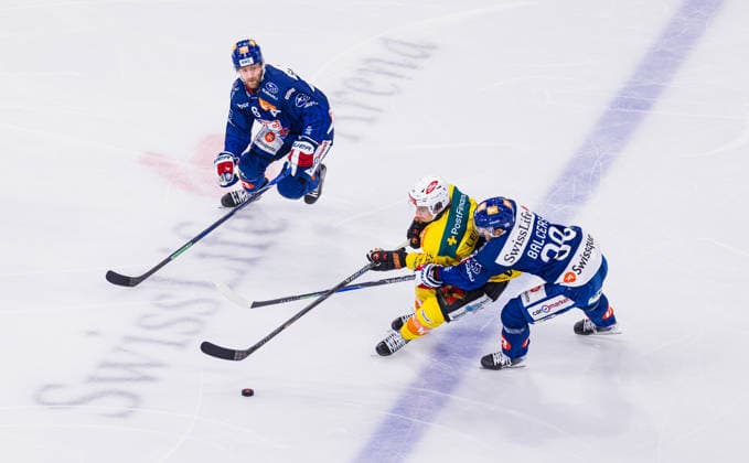 Ice Hockey National League Regular Season: ZSC Lions vs. SC Ber Zurich, Switzerland, September 15, 2026. A duel between No. 23 Marco Lehmann (Bern) and No. 38 Rudolf Balcers (ZSC Lions). Defender No. 6 Yannick Weber (ZSC Lions) watches. Copyright: xAndreasxHaasx