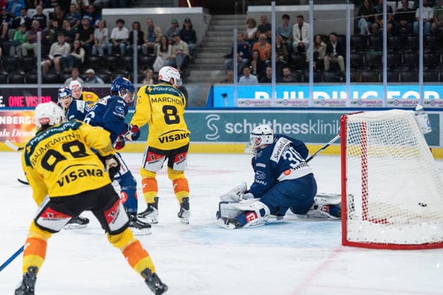 September 15, 2026, Zurich, Swiss Life Arena, National League: ZSC Lions vs. SC Bern, 30 (Goalie: Simon Hrubec, ZSC), 8 (Marc Marchon, Bern), Zurich, Swiss Life Arena, Zurich, Switzerland Copyright: xJustPictures.ch StefanxEmchx jp-de-StEm-DSC0045120260915