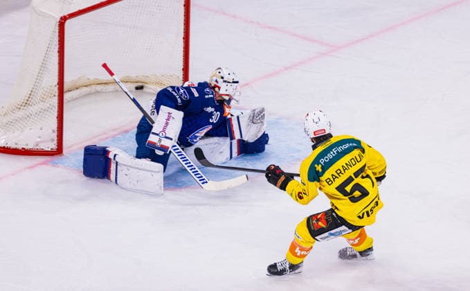 Ice Hockey National League Regular Season: ZSC Lions vs. SC Ber Zurich, Switzerland, September 15, 2026. 18th minute, 57 seconds: Davyd Barandun of Bern beats ZSC Lions goaltender 30, Simon Hrubec, for the second time. Score: 1–2 Copyright: xAndreasxHaasx