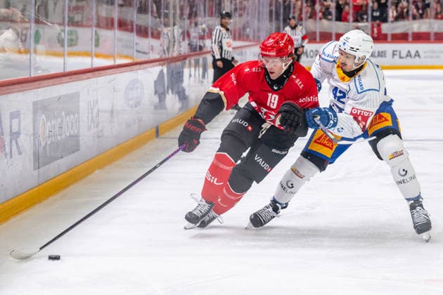 NL : Lausanne HC - EV Zug 15.09.2026, Lausanne, Vaudoise Arena, NL: Lausanne HC - EV Zug. Taylor Fust Raymond (19, Lausanne HC) and Tobias Geisser (42, EV Zug) during the Swiss National League Ice hockey, Eishockey championship 2026-2027 match between Lausanne HC and EV Zug the Tuesday 15.09.2026 at the Vaudoise Arena in Lausanne, Switzerland. Lausanne Vaudoise Arena Vaud Switzerland Copyright: xMediafabxPhotographyxFabricexDexGasperisx MEDIAFAB-HOCKEY-LAUSANNE HC-EV ZUG-LAUSANNE-15.09.2026-0044