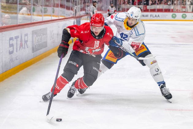 NL : Lausanne HC - EV Zug 15.09.2026, Lausanne, Vaudoise Arena, NL: Lausanne HC - EV Zug. Taylor Fust Raymond (19, Lausanne HC) and Tobias Geisser (42, EV Zug) during the Swiss National League Ice hockey, Eishockey championship 2026-2027 match between Lausanne HC and EV Zug the Tuesday 15.09.2026 at the Vaudoise Arena in Lausanne, Switzerland. Lausanne Vaudoise Arena Vaud Switzerland Copyright: xMediafabxPhotographyxFabricexDexGasperisx MEDIAFAB-HOCKEY-LAUSANNE HC-EV ZUG-LAUSANNE-15.09.2026-0051