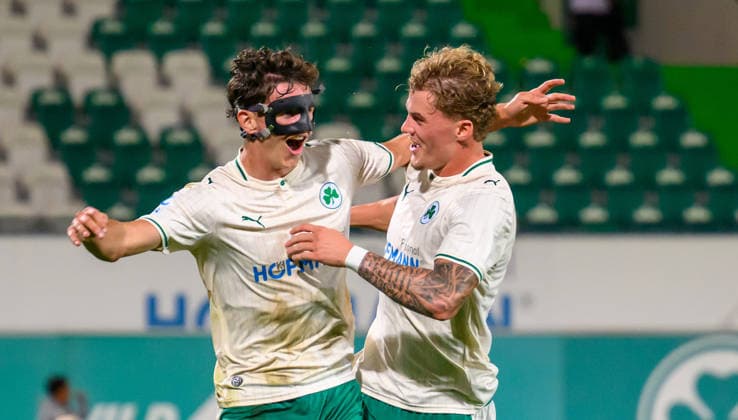 September 15, 2025 Soccer Season 2025–2026 Bavarian Regional League Matchday 09 SpVgg Greuther Fürth Fürth II U23 Kleeblatt TSV 1860 Munich Löwen xwoxzix Goal Celebration Cheering Joy After a Goal Shot on goal for the 1–1 equalizer by Jakob Engel 35, SpVgg Greuther Fürth II Jakob Engel 35, SpVgg Greuther Fürth II Loris Giandomenico 17, SpVgg Greuther Fürth II