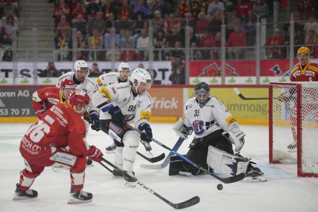 Biel Bienne, Switzerland - September 15: Jacob De la Rose (95 Fribourg) defending in front of Goalkeeper Ludovic Waeber (35 Fribourg) during the National League match between EHC Biel-Bienne and Fribourg-Gotteron at Tissot Arena on September 15, 2026 in Biel Bienne, Switzerland. Copyright: xKjetilxWaberx xSPPx Sportspressphoto_SPR231504