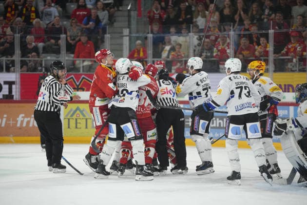 Biel Bienne, Switzerland - September 15: Multiple players of both teams fighting against each other on the field after the first third of the National League match between EHC Biel-Bienne and Fribourg-Gotteron at Tissot Arena on September 15, 2026 in Biel Bienne, Switzerland. Copyright: xKjetilxWaberx xSPPx Sportspressphoto_SPR231505