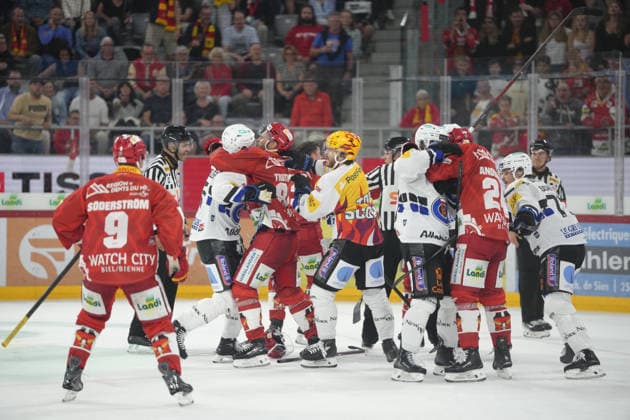 Biel Bienne, Switzerland - September 15: Multiple players of both teams fighting against each other on the field after the first third of the National League match between EHC Biel-Bienne and Fribourg-Gotteron at Tissot Arena on September 15, 2026 in Biel Bienne, Switzerland. Copyright: xKjetilxWaberx xSPPx Sportspressphoto_SPR231506
