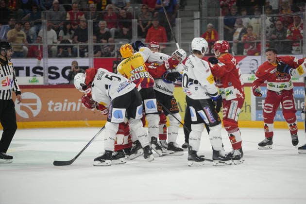 Biel Bienne, Switzerland - September 15: Multiple players of both teams fighting against each other on the field after the first third of the National League match between EHC Biel-Bienne and Fribourg-Gotteron at Tissot Arena on September 15, 2026 in Biel Bienne, Switzerland. Copyright: xKjetilxWaberx xSPPx Sportspressphoto_SPR231507