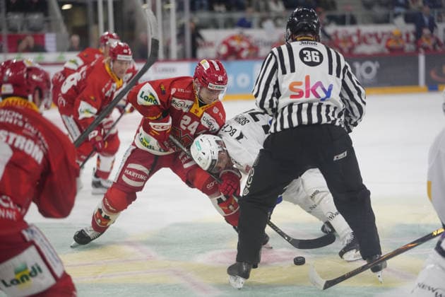 Biel Bienne, Switzerland - September 15: Lias Andersson (24 EHCB) in duel with Petr Cajka (73 EHCB) during the play on of the National League match between EHC Biel-Bienne and Fribourg-Gotteron at Tissot Arena on September 15, 2026 in Biel Bienne, Switzerland. Copyright: xKjetilxWaberx xSPPx Sportspressphoto_SPR231508