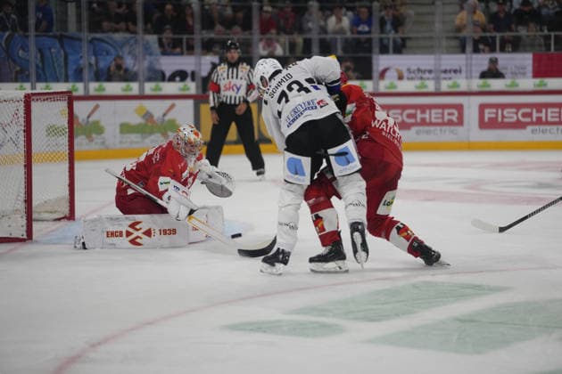 Biel Bienne, Switzerland - September 15: Sandro Schmid (73 Fribourg) with a big chance against Goalkeeper Harri Sateri (35 EHCB) during the National League match between EHC Biel-Bienne and Fribourg-Gotteron at Tissot Arena on September 15, 2026 in Biel Bienne, Switzerland. Copyright: xKjetilxWaberx xSPPx Sportspressphoto_SPR231509