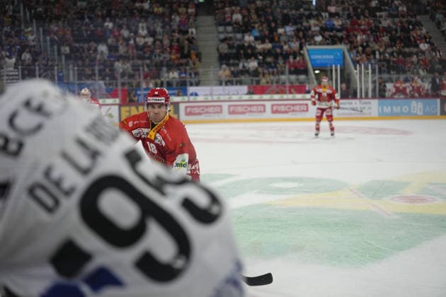 Biel Bienne, Switzerland - September 15: Yanick Stampfli (18 EHCB) watching for a check during the National League match between EHC Biel-Bienne and Fribourg-Gotteron at Tissot Arena on September 15, 2026 in Biel Bienne, Switzerland. Copyright: xKjetilxWaberx xSPPx Sportspressphoto_SPR231511