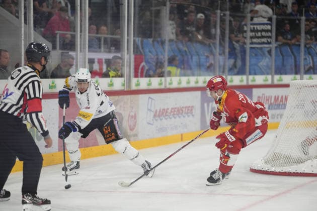 Biel Bienne, Switzerland - September 15: Aleksandr Iakovenko (75 EHCB) in duel against Marcus Sorensen (9 Fribourg) during the National League match between EHC Biel-Bienne and Fribourg-Gotteron at Tissot Arena on September 15, 2026 in Biel Bienne, Switzerland. Copyright: xKjetilxWaberx xSPPx Sportspressphoto_SPR231512