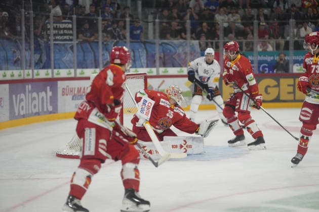 Biel Bienne, Switzerland - September 15: Goalkeeper Harri Sateri (35 EHCB) with a save during the National League match between EHC Biel-Bienne and Fribourg-Gotteron at Tissot Arena on September 15, 2026 in Biel Bienne, Switzerland. Copyright: xKjetilxWaberx xSPPx Sportspressphoto_SPR231513