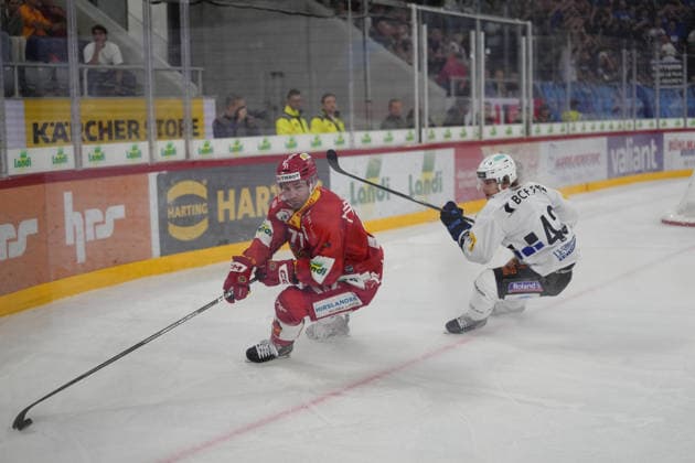 Biel Bienne, Switzerland - September 15: Yanik Burren (71 EHCB) against Flavien Etter (42 Fribourg) during the National League match between EHC Biel-Bienne and Fribourg-Gotteron at Tissot Arena on September 15, 2026 in Biel Bienne, Switzerland. Copyright: xKjetilxWaberx xSPPx Sportspressphoto_SPR231515
