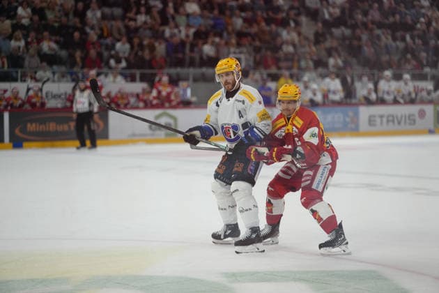 Biel Bienne, Switzerland - September 15: Gaetan Haas (PostFinance Top Scorer of EHCB) in duel with Christoph Bertschy (PostFinance Top Scorer of Fribourg) during the National League match between EHC Biel-Bienne and Fribourg-Gotteron at Tissot Arena on September 15, 2026 in Biel Bienne, Switzerland. Copyright: xKjetilxWaberx xSPPx Sportspressphoto_SPR231516