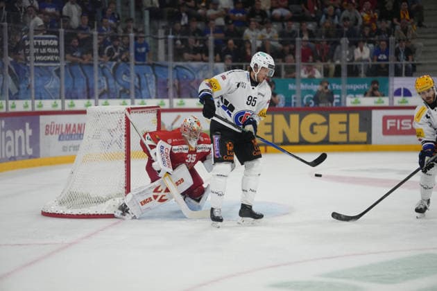 Biel Bienne, Switzerland - September 15: Jacob De la Rose (95 Fribourg) in front of Goalkeeper Harri Sateri (35 EHCB) during the goal scored by Patrik Nemeth (12 Fribourg) during the National League match between EHC Biel-Bienne and Fribourg-Gotteron at Tissot Arena on September 15, 2026 in Biel Bienne, Switzerland. Copyright: xKjetilxWaberx xSPPx Sportspressphoto_SPR231517