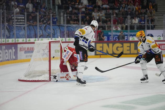 Biel Bienne, Switzerland - September 15: Jacob De la Rose (95 Fribourg) in front of Goalkeeper Harri Sateri (35 EHCB) during the goal scored by Patrik Nemeth (12 Fribourg) during the National League match between EHC Biel-Bienne and Fribourg-Gotteron at Tissot Arena on September 15, 2026 in Biel Bienne, Switzerland. Copyright: xKjetilxWaberx xSPPx Sportspressphoto_SPR231518