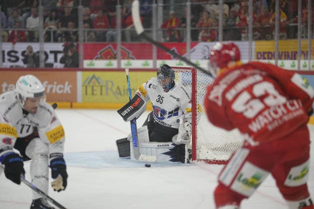 Biel Bienne, Switzerland - September 15: Goalkeeper Ludovic Waeber (35 Fribourg) with a save during the National League match between EHC Biel-Bienne and Fribourg-Gotteron at Tissot Arena on September 15, 2026 in Biel Bienne, Switzerland. Copyright: xKjetilxWaberx xSPPx Sportspressphoto_SPR231525
