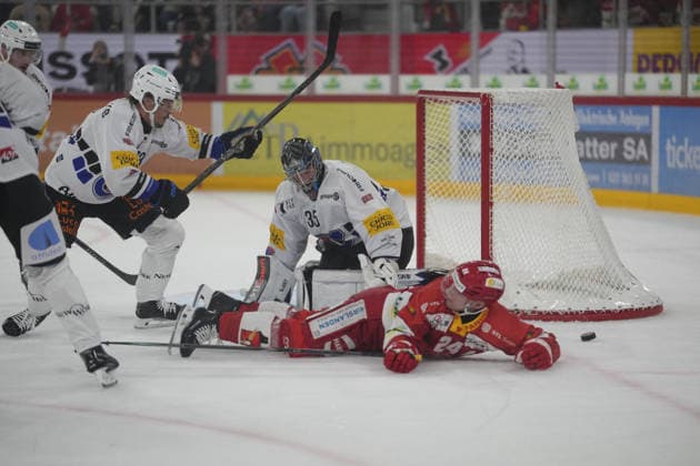 Biel Bienne, Switzerland - September 15: Goalkeeper Harri Sateri (35 EHCB) in action during the National League match between EHC Biel-Bienne and Fribourg-Gotteron at Tissot Arena on September 15, 2026 in Biel Bienne, Switzerland. Copyright: xKjetilxWaberx xSPPx Sportspressphoto_SPR231526