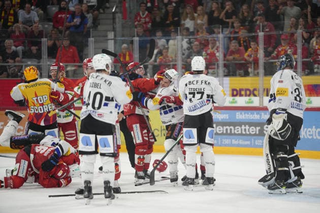 Biel Bienne, Switzerland - September 15: Multiple players of both teams fighting against each other on the field after the first third of the National League match between EHC Biel-Bienne and Fribourg-Gotteron at Tissot Arena on September 15, 2026 in Biel Bienne, Switzerland. Copyright: xKjetilxWaberx xSPPx Sportspressphoto_SPR231528