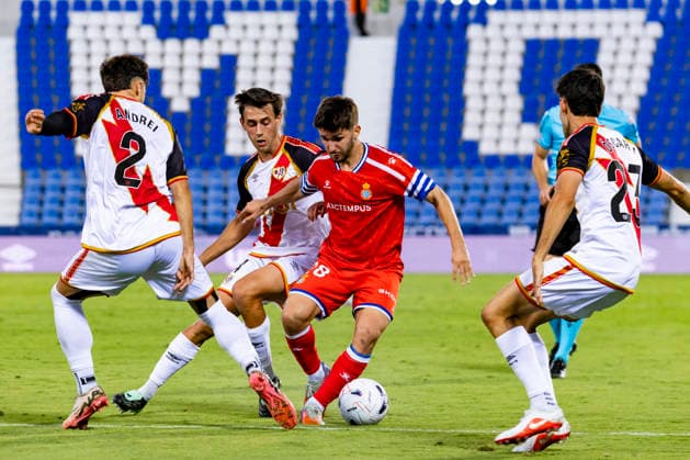 Rayo Vallecano vs. Espanyol, La Liga EA Sports 2026, September 15, 2026, Estadio Butarque, Leganés, Madrid, Spain Javier Hernandez of Espanyol is marked by Pedro Diaz, Andrei Ratiu, and Oscar Valentin of Rayo Vallecano during a La Liga EA Sports match between Rayo Vallecano and Espanyol at Estadio Butarque on September 15, 2026, in Leganés, Madrid, Spain Leganés Estadio Butarque Madrid Spain Copyright: xAlejandroxMatiasxAcostax