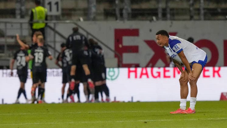 September 15, 2026, Hänsch Arena, Meppen, GER, 3. Liga, Matchday 6: SV Meppen vs. Viktoria Köln; after the 1–3 loss, Oliver Schmitt is frustrated with SV Meppen 7, while Köln celebrates. DFL REGULATIONS PROHIBIT ANY USE OF PHOTOGRAPHS AS IMAGE SEQUENCES AND OR QUASI-VIDEO. Meppen, Lower Saxony, Hänsch Arena