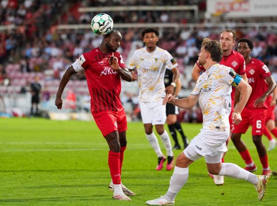 Franck Evina, FC Würzburger Kickers, 18, clears the ball with his head on defense (GER), FC Würzburger Kickers vs. TSV Alemannia Aachen, 3. Liga, Matchday 6, 2026–27 season, AKON Arena, Würzburg, September 15, 2026, Würzburg Kickers vs. Alemannia Aachen, 3. Liga, Matchday 6, 2026–27 season, September 15, 2026, Würzburg Copyright: xEibner-Pressefoto ScottxColemanx EP_SCN
