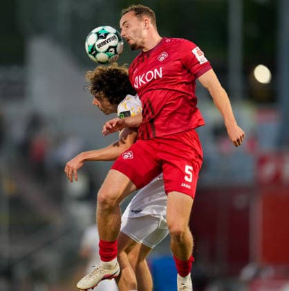 Leo Eberle (FC Würzburger Kickers, 5) jumps for a header against Louis Koester (TSV Alemannia Aachen, 8) GER, FC Würzburger Kickers vs. TSV Alemannia Aachen, 3. Liga, Matchday 6, 2026–27 season, AKON Arena, Würzburg, September 15, 2026, Würzburg Kickers vs. Alemannia Aachen, 3rd Division, Matchday 6, 2026–27 season, September 15, 2026, Würzburg Copyright: xEibner-Pressefoto ScottxColemanx EP_SCN