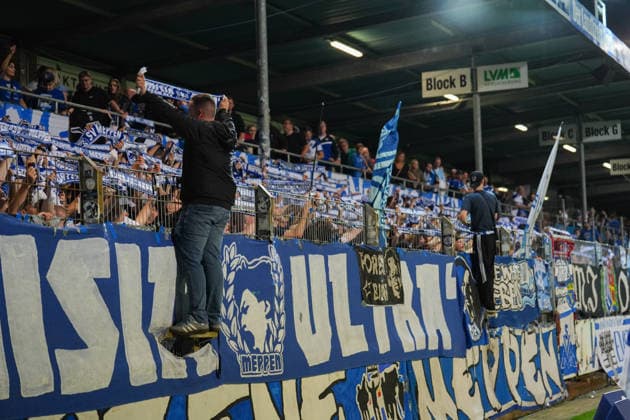 German Soccer, 3rd Division, Matchday 6, Hänsch Arena, Emslandstadion, Emsland District, Lower Saxony, Midweek Match, SV Meppen vs. Viktoria Köln—The fans continue to stand by the team Copyright: xMichelxWittex