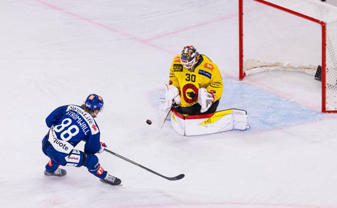 Ice Hockey National League Regular Season: ZSC Lions vs. SC Ber, Zurich, Switzerland, September 15, 2026. No. 88 Malte Strömwall of the ZSC Lions goes one-on-one against goaltender No. 30 Connor Hughes of Bern. The goaltender wins the one-on-one duel. Copyright: xAndreasxHaasx