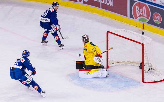 Ice Hockey National League Regular Season: ZSC Lions vs. SC Ber Zurich, Switzerland, September 15, 2026. Goaltender 30, Connor Hughes (Bern), failed to capitalize on the 2-on-1 situation in front of his net; 28, Jesper Fröden, and 38, Rudolf Balcers (both ZSC Lions) were unsuccessful. Copyright: xAndreasxHaasx