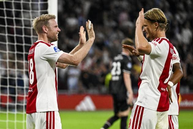 AMSTERDAM - (lr) Davy Klaassen of Ajax and Kasper Dolberg of Ajax celebrate the 1-0 during the Dutch Eredivisie match between Ajax and Willem II at the Johan Cruijff ArenA on September 15, 2026 in Amsterdam, the Netherlands. OLAF KRAAK ANP Eredivisie 2026 27 xVIxANPxSportx xxANPxIVx 568738477 originalFilename: 568738477.jpg