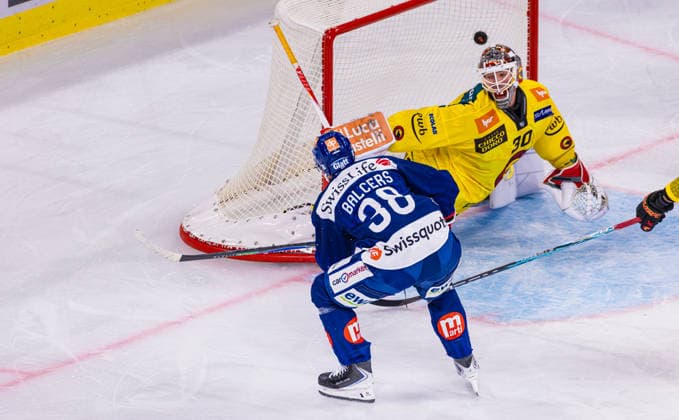 Ice Hockey National League Regular Season: ZSC Lions vs. SC Ber Zurich, Switzerland, September 15, 2026. At 26:38, Rudolf Balcers of the ZSC Lions beats goaltender Connor Hughes of Bern to tie the game at 2–2. Copyright: xAndreasxHaasx