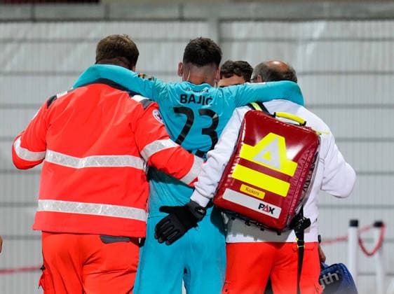 Stefan Bajic of TSV Alemannia Aachen, 23, is escorted off the field by medical staff following a collision. After the play, he is shown a red card (GER), FC Würzburger Kickers vs. TSV Alemannia Aachen, 3rd Division, Matchday 6, 2026–27 season, AKON Arena, Würzburg, September 15, 2026 Wuerzburger Kickers vs. Alemannia Aachen, 3rd Division, Matchday 6, 2026–27 season, September 15, 2026, Würzburg Copyright: xEibner-Pressefoto ScottxColemanx EP_SCN