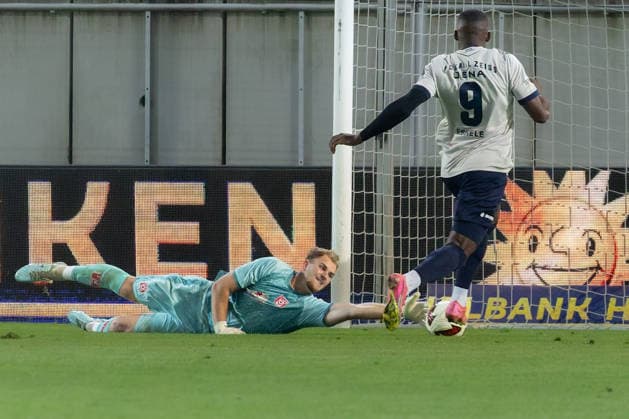 Goalkeeper Luca Bendel (HFC), 32, reaches for the ball against Manassee Eshele (Jena), 9, Hallescher FC vs. FC Carl Zeiss Jena, soccer, Northeast Regional League, Matchday 9, 2026–27 season, September 15, 2026, Halle Leuna Chemie Stadium, ST Deutschland