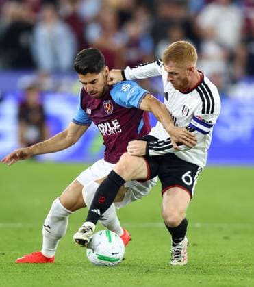 Manor Solomon of West Ham United and Harrison Reed of Fulham in action West Ham United v Fulham, EFL Carabao Cup, Football, London Stadium, London, UK - 15 Sep 2026London London Stadium United Kingdom EDITORIAL USE ONLY No use with unauthorised audio, video, data, fixture lists, club league logos or live services. Online in-match use limited to 120 images, no video emulation. No use in betting, games or single club league player publications. No use w  Copyright: xKieranxMcManus Shutterstockx 17152599cu