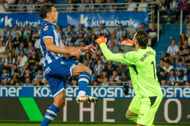 ESP LaLiga EA Sports: Deportivo Alavés vs. Valencia CF — Stole Dimitrievski of Valencia during the LaLiga EA Sports match between Deportivo Alavés and Valencia CF, played at Mendizorroza Stadium in Vitoria-Gasteiz on September 15, 2026, in Spain. VITORIA, Spain — Soccer Copyright: xAgenciaxLOFx