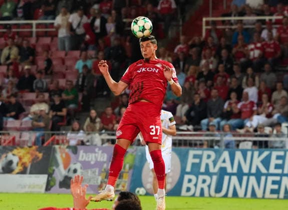 Ivan Franjic of FC Würzburger Kickers, 37, heads the ball (GER), FC Würzburger Kickers vs. TSV Alemannia Aachen, 3rd Division, Matchday 6, 2026–27 season, AKON Arena, Würzburg, September 15, 2026, Würzburg Kickers vs. Alemannia Aachen, 3rd Division, Matchday 6, 2026–27 season, September 15, 2026, Würzburg Copyright: xEibner-Pressefoto ScottxColemanx EP_SCN