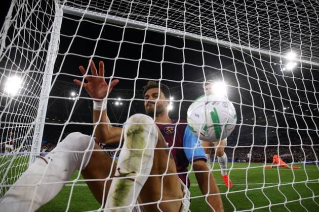 Konstantinos Mavropanos of West Ham United fails to stop the goal scored by CÃ sar Palacios of Fulham 1-2 West Ham United v Fulham, EFL Carabao Cup, Football, London Stadium, London, UK - 15 Sep 2026London London Stadium United Kingdom EDITORIAL USE ONLY No use with unauthorised audio, video, data, fixture lists, club league logos or live services. Online in-match use limited to 120 images, no video emulation. No use in betting, games or single club league player publications. No use w  Copyright: xKieranxMcManus Shutterstockx 17152599ek