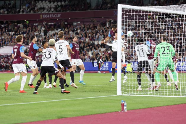 West Ham gegen Fulham, 15. September 2026, London, Carabao Cup, 3. Runde: West Ham United gegen Fulham – Konstantinos Mavropanos von West Ham United köpft am Tor vorbei. Foto: Charlotte Wilson. Abseits. London, Großbritannien  Copyright: xCharlottexWilsonx xOffsidexOffside