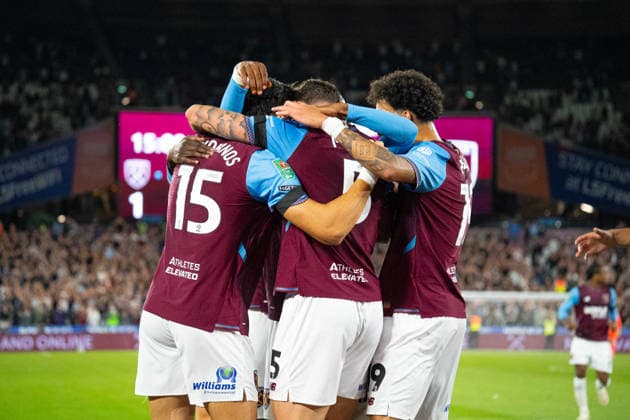 West Ham players celebrating the leveller during the Carabao Cup Third Round match between West Ham United and Fulham at the The London Stadium in London UK (Elliot Legg Sports Press Photo) Copyright: x(ElliotxLegg SportsxPressxPhoto)x Sportspressphoto_SPR231826
