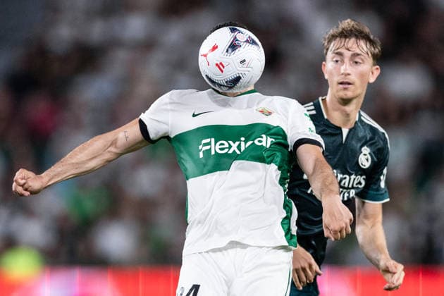 ELCHE, SPAIN - SEPTEMBER 15: Abiel Osorio of Elche (L)controls the ball under pressure from Dean Huijsen of Real Madrid (R) during the LaLiga EA Sports football match between Elche CF and Real Madrid CF at Martinez Valero Stadium on September 15, 2026 in Elche, Spain. (Photo by Ricardo Nogueira Sports Press Photo) Copyright: xRicardoxNogueira SportsxPressxPhotox Sportspressphoto_SPR231908