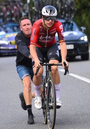 Grand Prix de Wallonie 2026 Cycling Race CITADELLE DE NAMUR, BELGIUM - SEPTEMBER 16 : bike change for De Lie Arnaud (BEL) of Lotto Intermarche during the 66th edition of Grand Prix de Wallonie an UCI ProSeries 1.Pro one day cycling road race for Men Elite of 196.8 km with start in Seraing and finish in Citadelle de Namur on September 16, 2026 in Citadelle de Namur, Belgium, 16 09 2026 ( Motordriver Kenny Verfaillie - Citadelle de Namur Belgium  Copyright: xVincentxKalutx