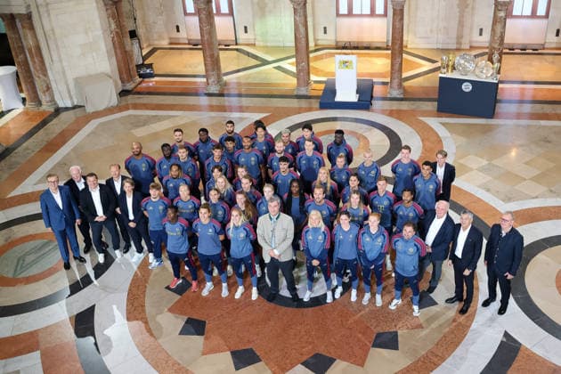 Group photo of the FC Bayern Munich women s and men s teams with Dr. Markus Söder, Member of the State Parliament, Minister-President of Bavaria, and CSU Chairman, GER, Minister-President Dr. Markus Söder receives the FC Bayern Munich women’s and men’s soccer teams to honor them as German champions for the 2025–28 season, September 16, 2026, GER, Minister President Dr. Markus Söder welcomes the FC Bayern Munich women’s and men’s soccer teams to honor them as German champions for the 2025–28 season, September 16, 2026, Munich Copyright: xEibner-Pressefoto JennixMaulx EP_JML