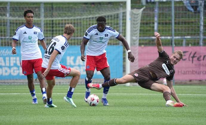 Photo: Kelvin OJO, HSV vs. Samuel Jasper KLEIN, Pauli; right: Soccer, Regionalliga Nord, Matchday 9 on Wed, Sep 16, 2026, HSV II vs. FC St. Pauli II