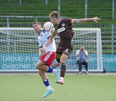 Photo by Luca Günther: Pauli vs. Dorian MIGALIC (HSV), left—Regionalliga Nord soccer, Matchday 9 on Wed, Sept. 16, 2026: HSV II vs. FC St. Pauli II