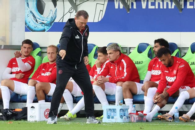 September 16, 2026, xrekx, Soccer 3rd Division, SV Waldhof Mannheim vs. Rot-Weiss Essen; Uwe Koschinat, coach of Rot-Weiss Essen, gives instructions and gestures with his arms; Mannheim
