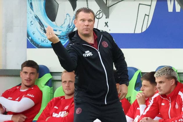 September 16, 2026, xrekx, Soccer 3rd Division, SV Waldhof Mannheim vs. Rot-Weiss Essen; Uwe Koschinat, coach of Rot-Weiss Essen, gives instructions and gestures with his arms; Mannheim
